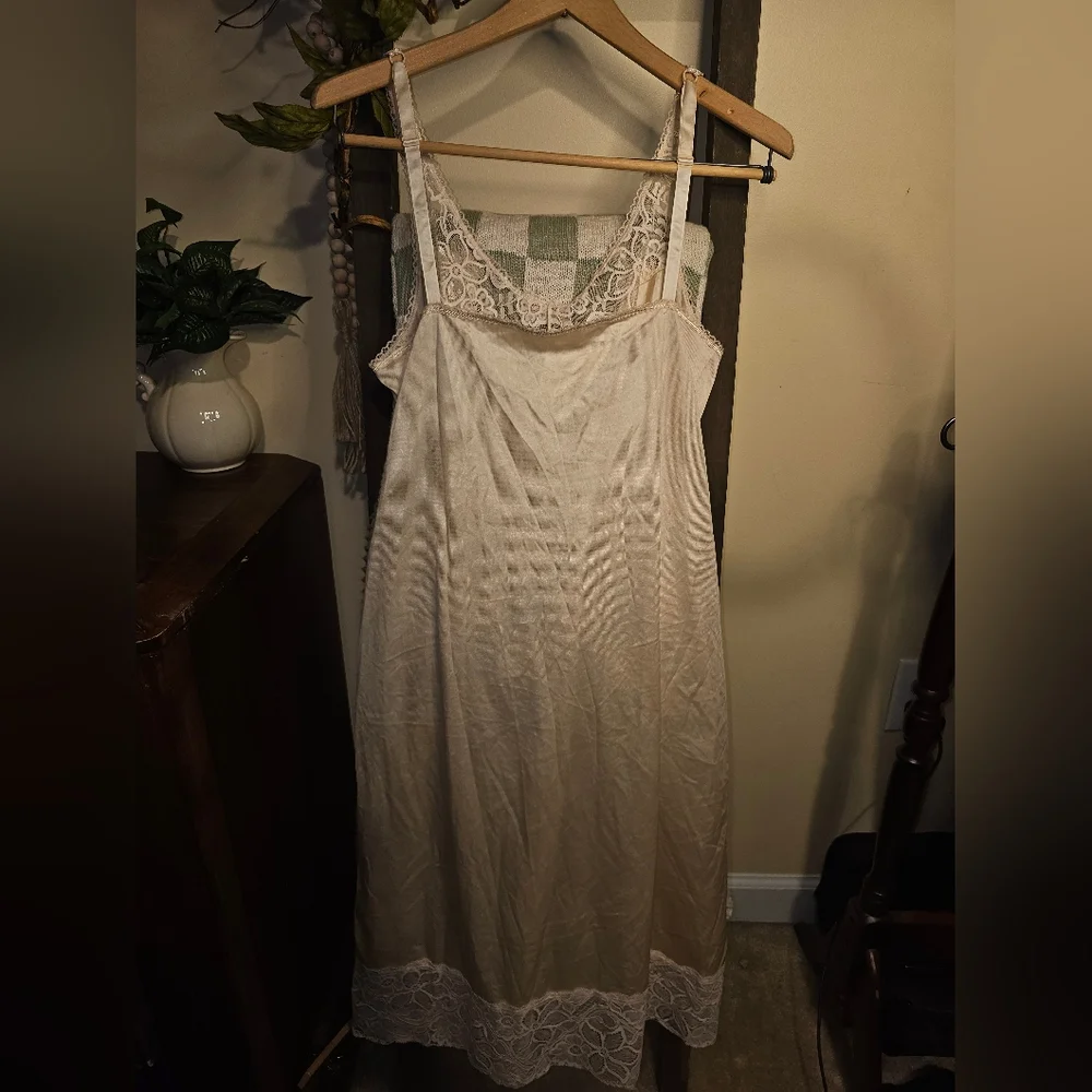 Vintage Bali Lace Trim‎ Full Slip Silky Chemise Ladies Sz 36 Nylon Ivory USA